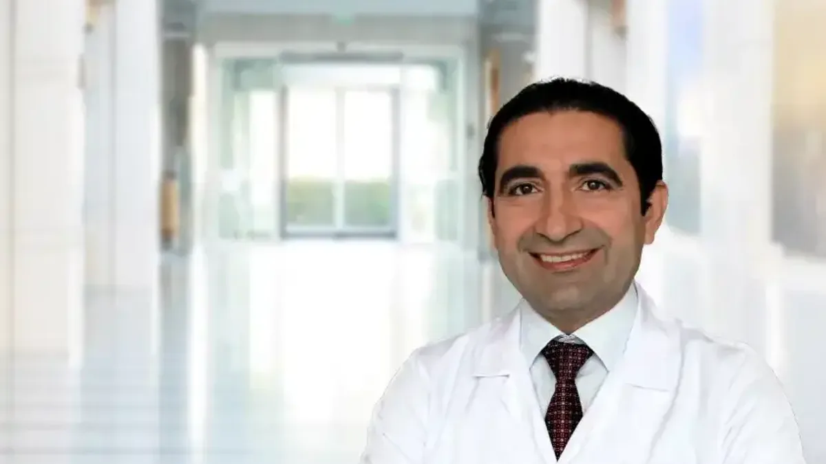 Kolon kanseri hakkında bilgi veren uzman doktor.