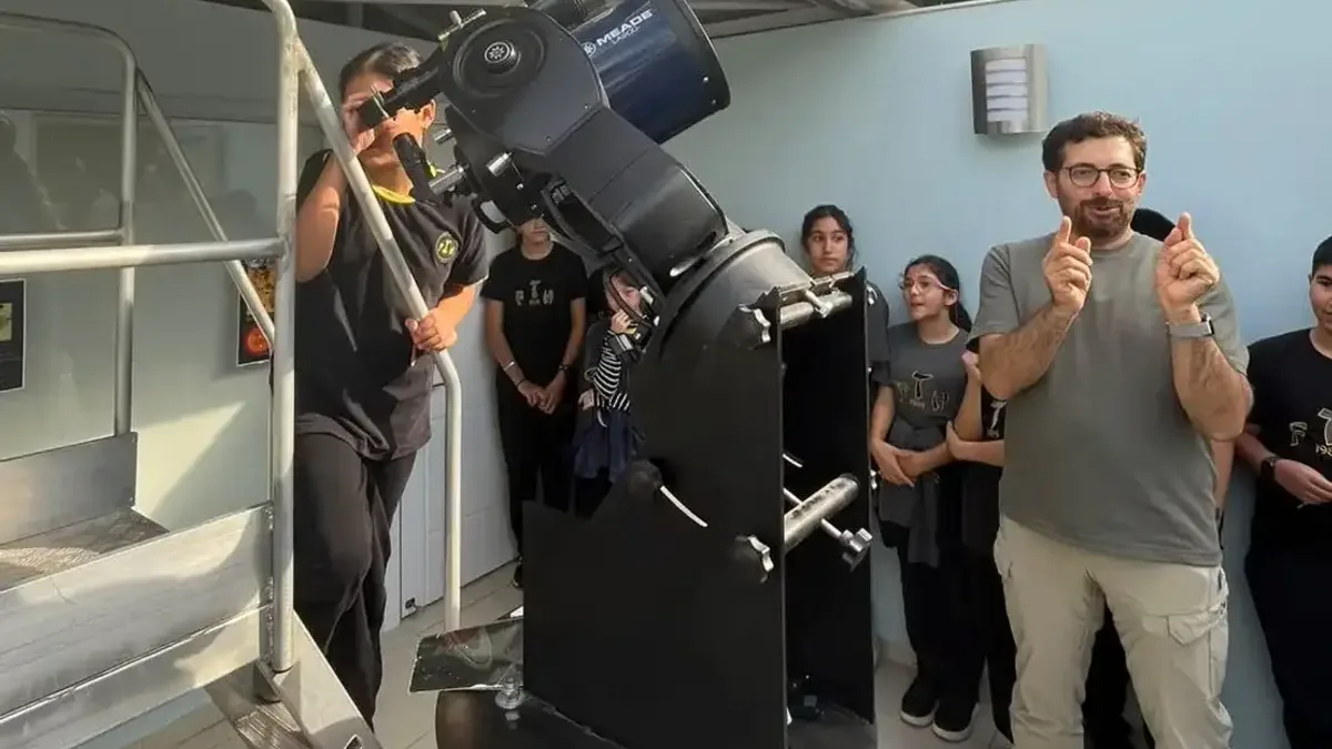 Öğrenciler teleskoplarla gökyüzünü inceliyor.
