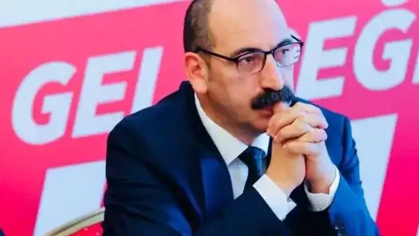 Atakan Sönmez, Halk TV'ye yönelik basın özgürlüğü açıklamaları yapıyor.