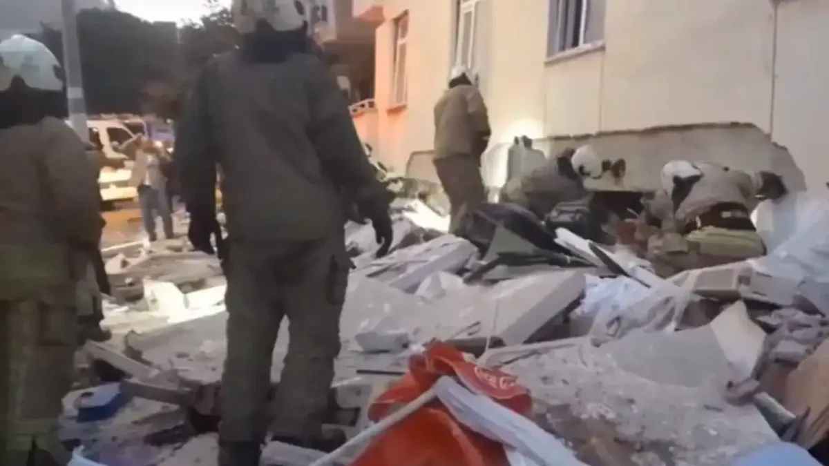 Maltepe'de çöken binada 8 kişi kurtarıldı, arama çalışmaları devam ediyor