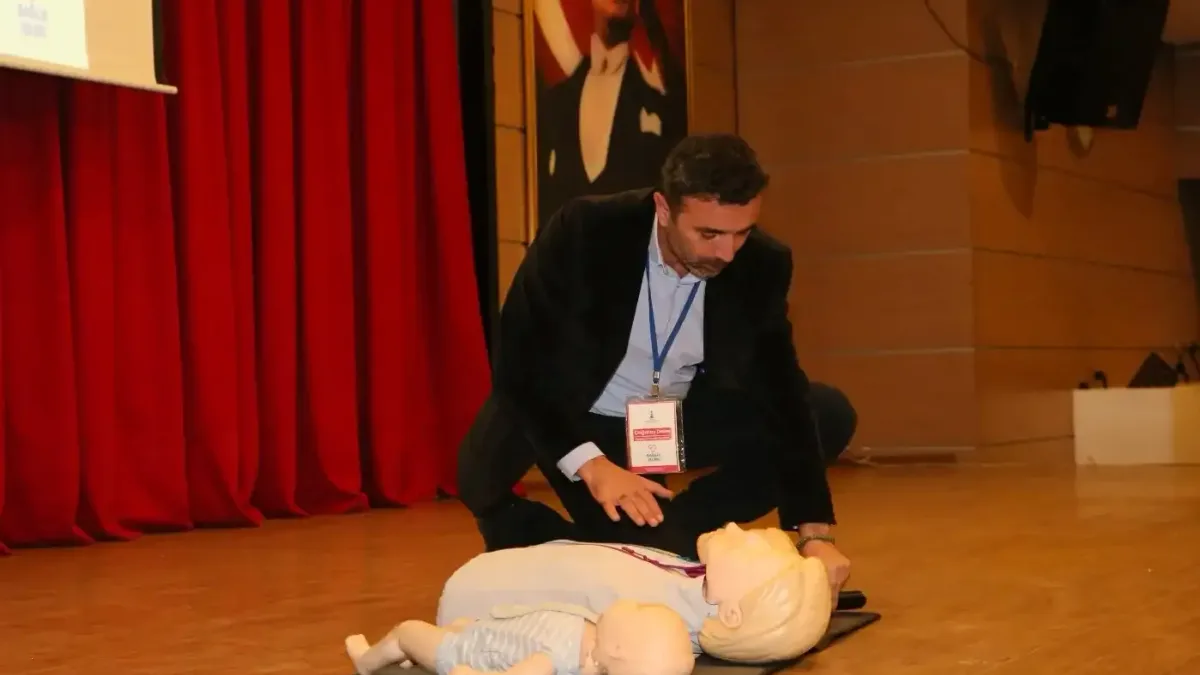 Çiğli Belediyesi'nin düzenlediği ilk yardım semineri katılımcılara bilgi verdi.