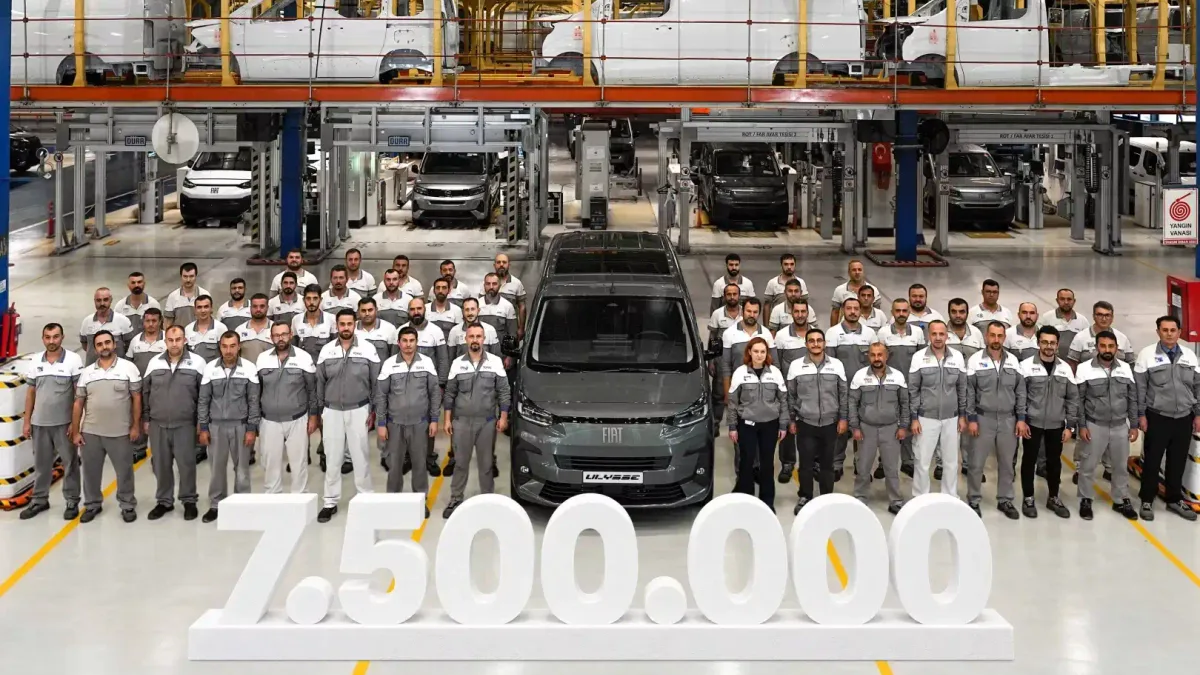 Tofaş'ın 7,5 milyonuncu aracı Fiat Ulysse banttan indi.