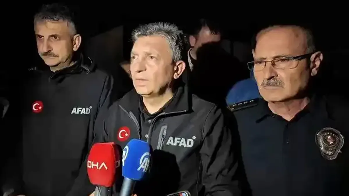 Antalya Kepez'deki hortum felaketi sonrası hasar gören konteynerler.