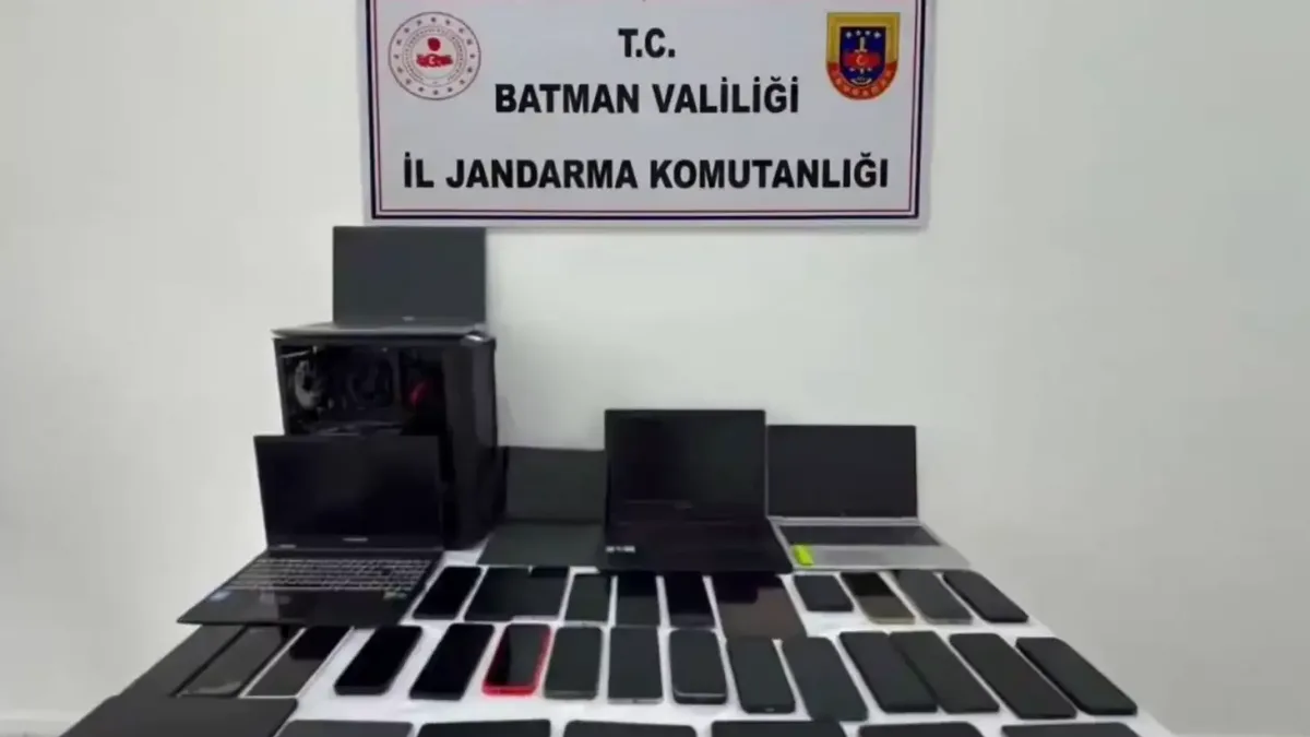 Yasa dışı bahis operasyonunda yakalanan şüpheliler.
