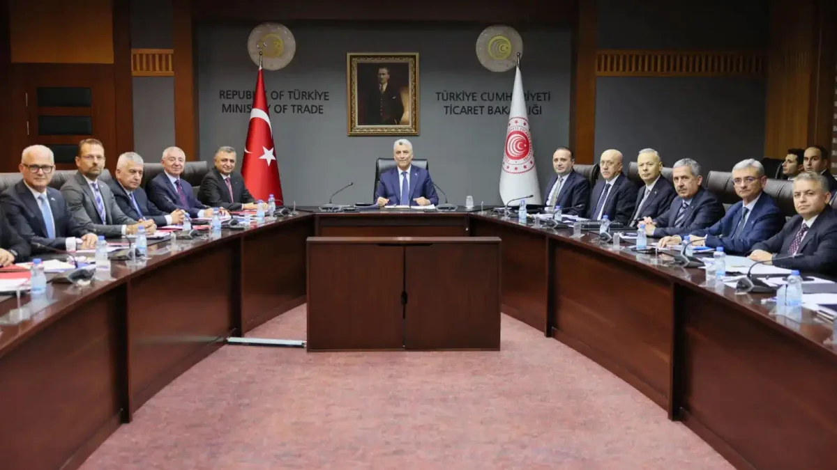 Ticaret Bakanı Ömer Bolat, otomotiv sektörü temsilcileriyle toplantıda.