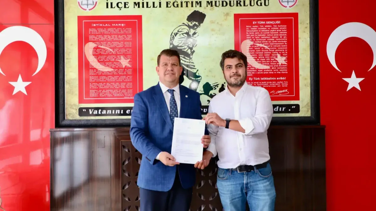 Enerjisa Üretim'in desteklediği Atatürk Ortaokulu'nun yenilenen dış cephesi.