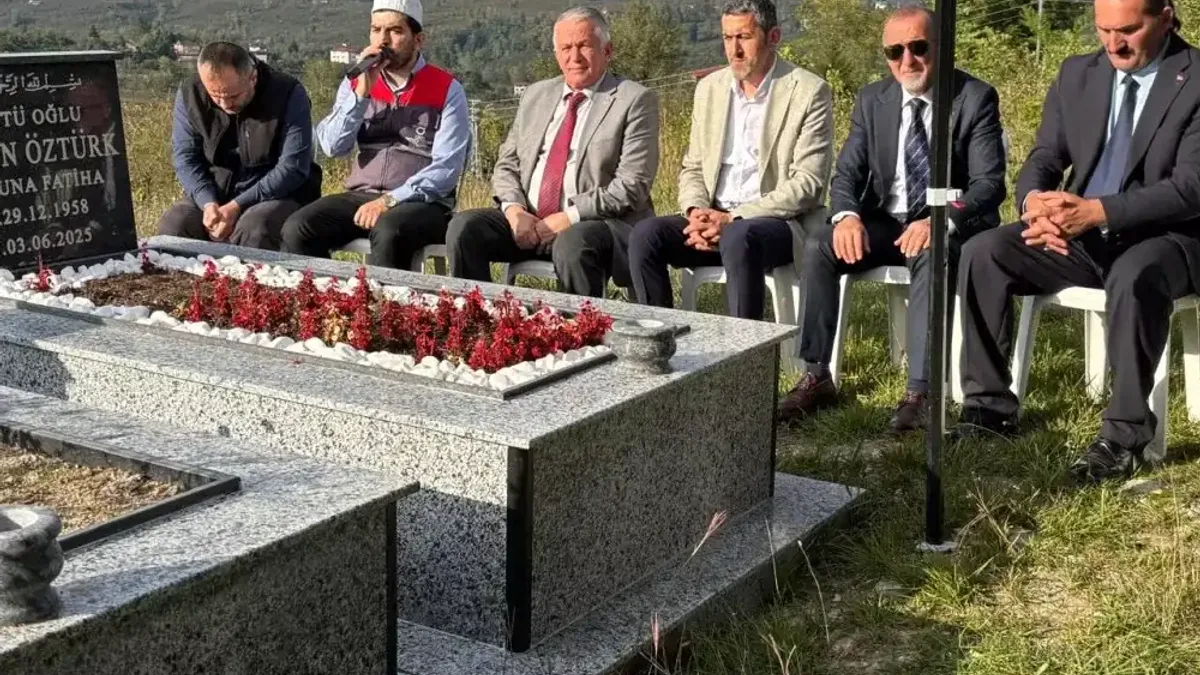 Ordu'da muhtarlar için düzenlenen kabristan ziyaretinden bir görüntü.