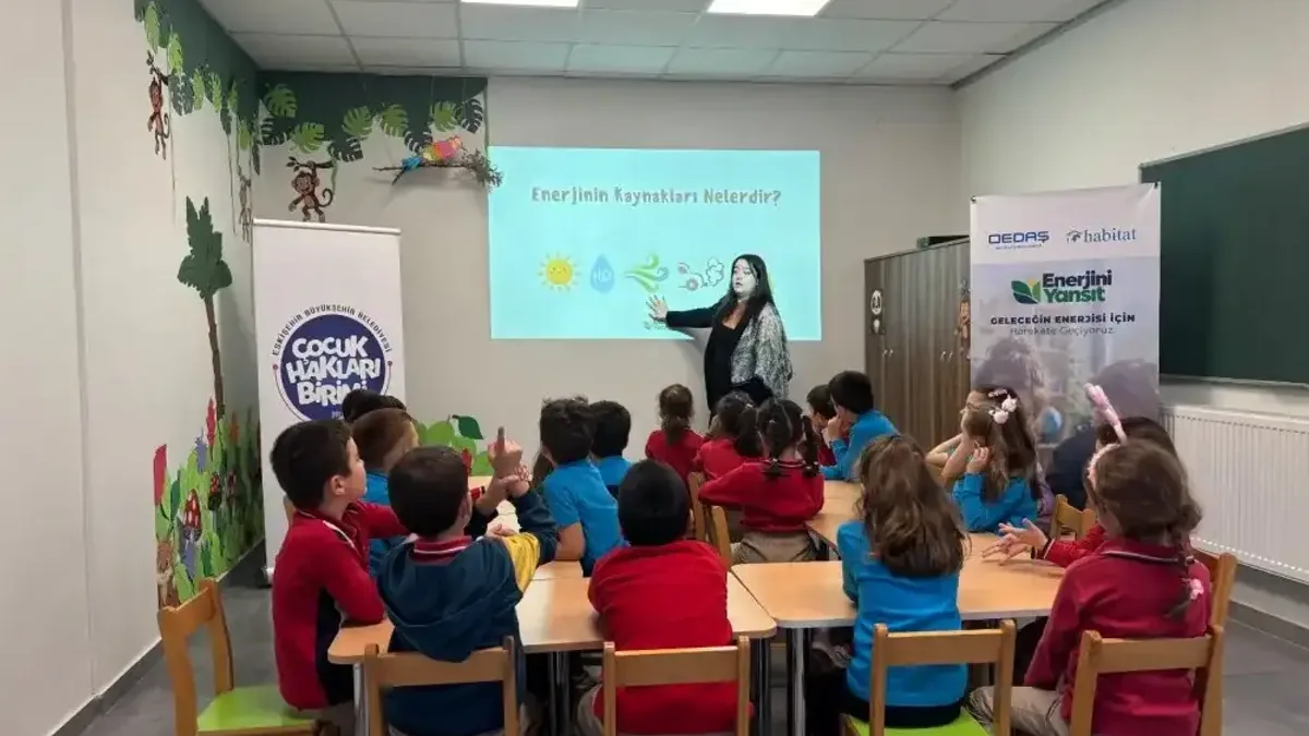 Çocuklara enerji tasarrufu ve verimliliği eğitimi verildi.