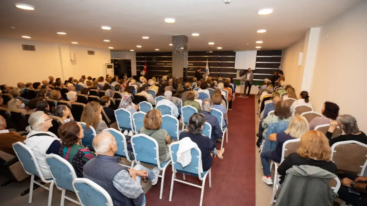 Narlıdere 3. Yaş Üniversitesi açılışında katılımcılar.