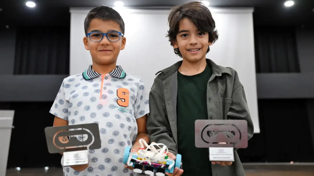 Mersin'in genç yetenekleri robotik yarışmalarda ödül aldı.