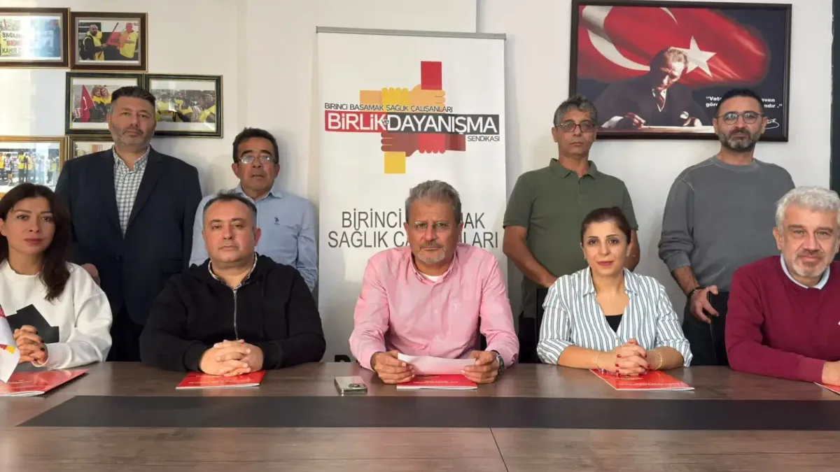 Birlik ve Dayanışma Sendikası Genel Başkanı Dr. Ahmet Mehlepçi basın toplantısında açıklamalarda bulunuyor.