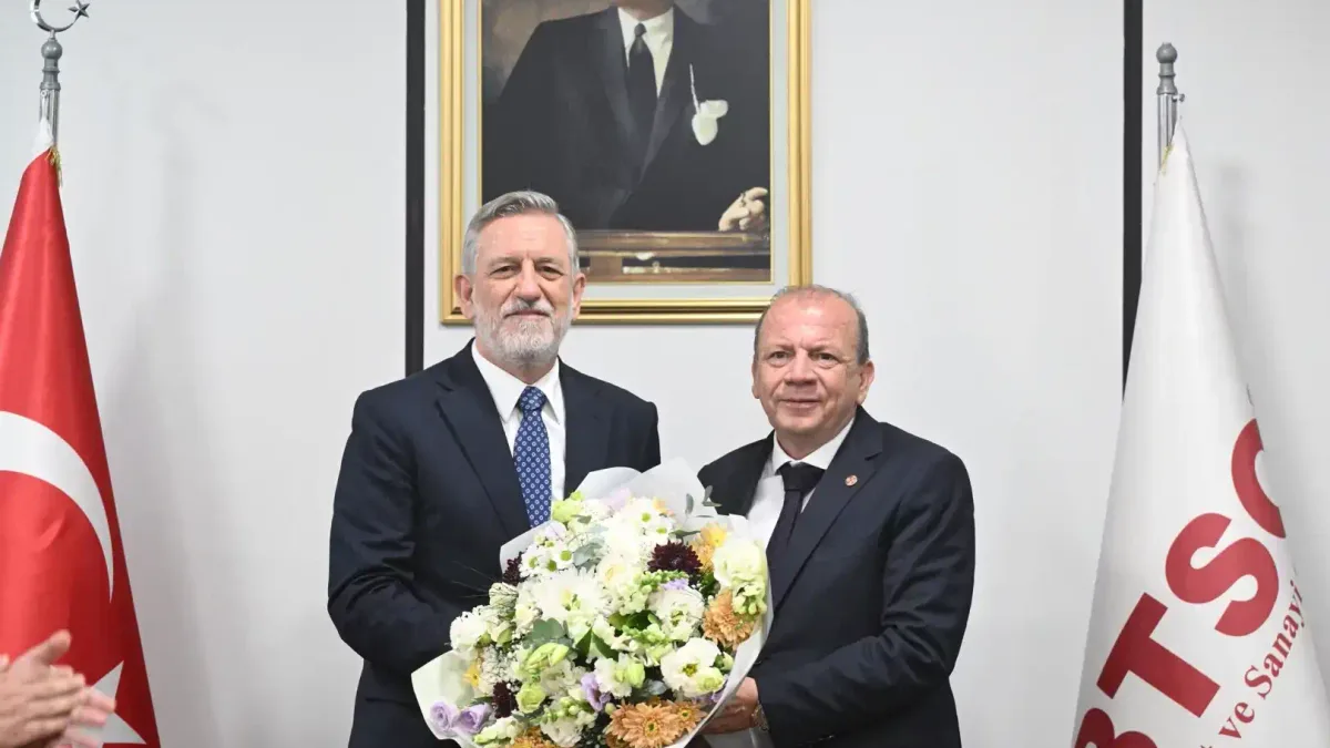 BTSO'da devir teslim töreni sırasında yeni ve eski başkanlar bir arada.