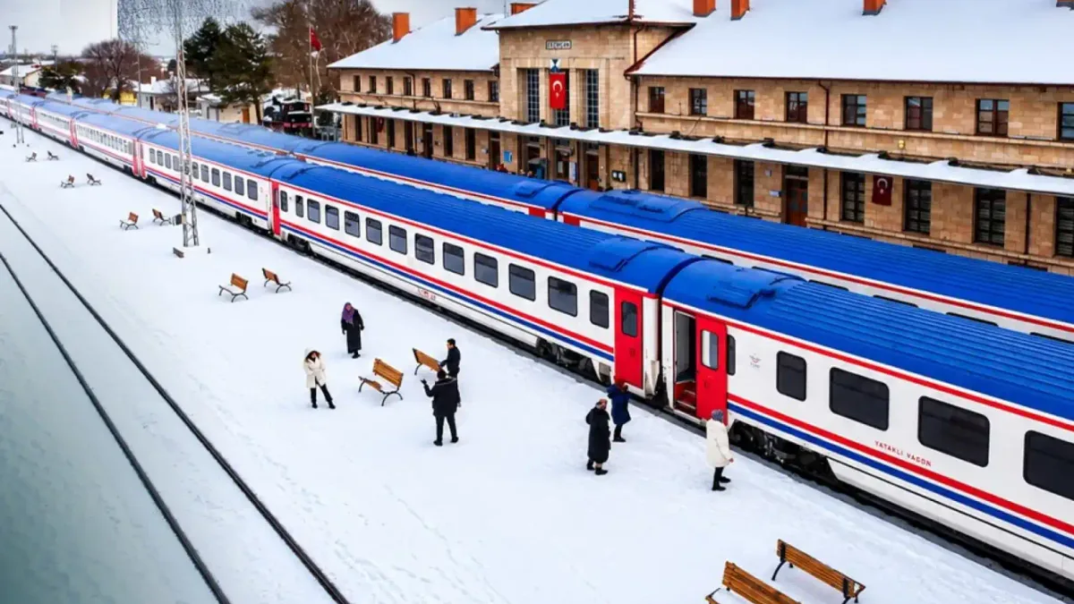 Karla kaplı manzaralar eşliğinde Turistik Doğu Ekspresi yolculuğu.