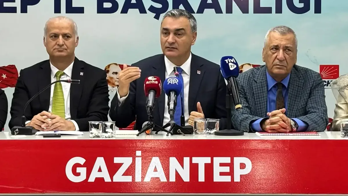 Müslim Sarı, Gaziantep'te basın toplantısı düzenledi.
