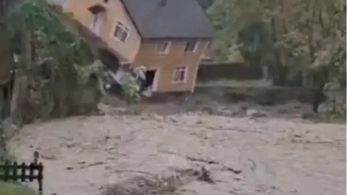 Sapanca'da sel nedeniyle su altında kalan evler ve zarar gören yapılar.