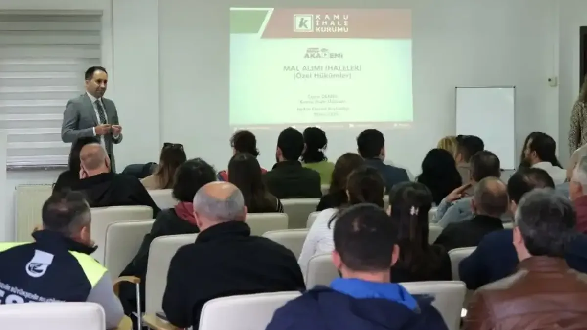 ESKİ personeline yönelik kamu ihale eğitimi sırasında katılımcılar dikkatle not alıyor.
