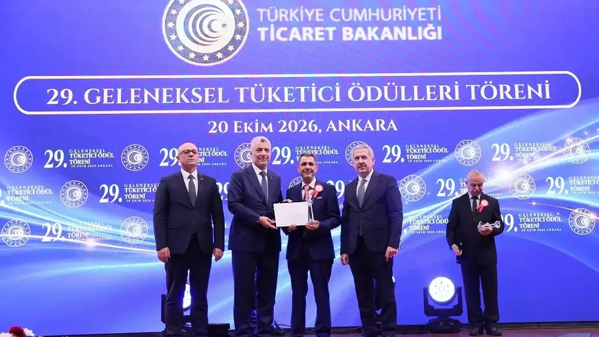 Mehmet Çetinkaya ödülünü alırken görüntüleniyor.