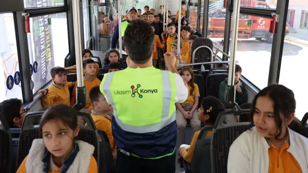 Konya'da Nezaket Otobüsü ile öğrencilere trafik eğitimi veriliyor.