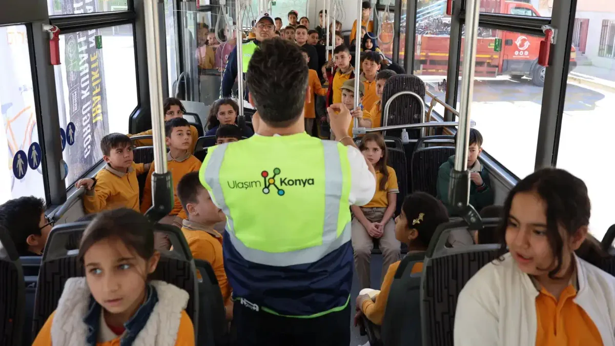 Konya'da Nezaket Otobüsü ile öğrencilere trafik eğitimi veriliyor.