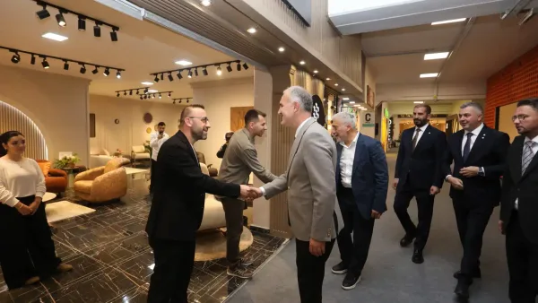 İnegöl Mobilya Fuarı'nda başkanların ziyaret anı.