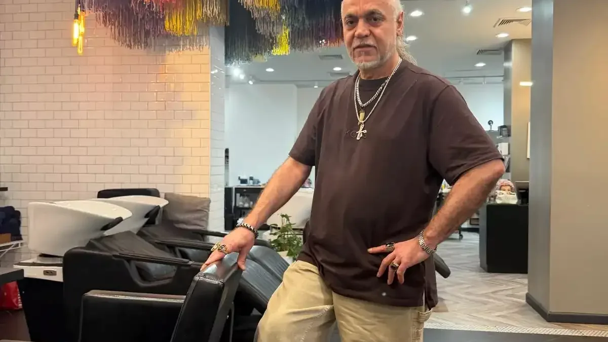 Ramazan Yılmaz, New York'taki salonunda saç tasarımı yaparken.