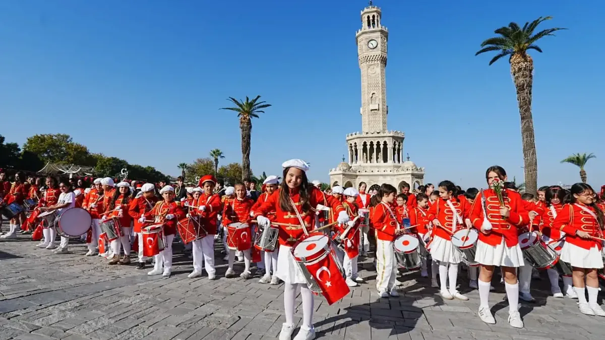 Cumhuriyet Bayramı bando gösterileri, İzmir'de coşku dolu anlar yaşattı.