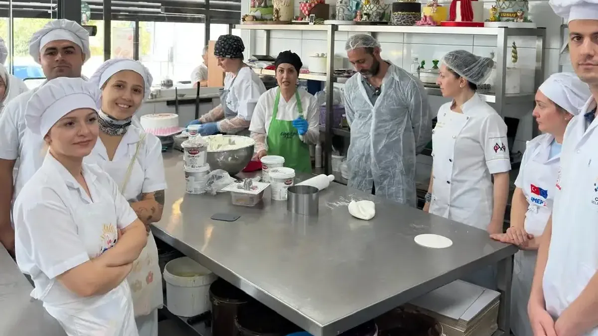 Çiğli'de mesleki eğitim kurslarıyla geleceğe adım atan kursiyerler.
