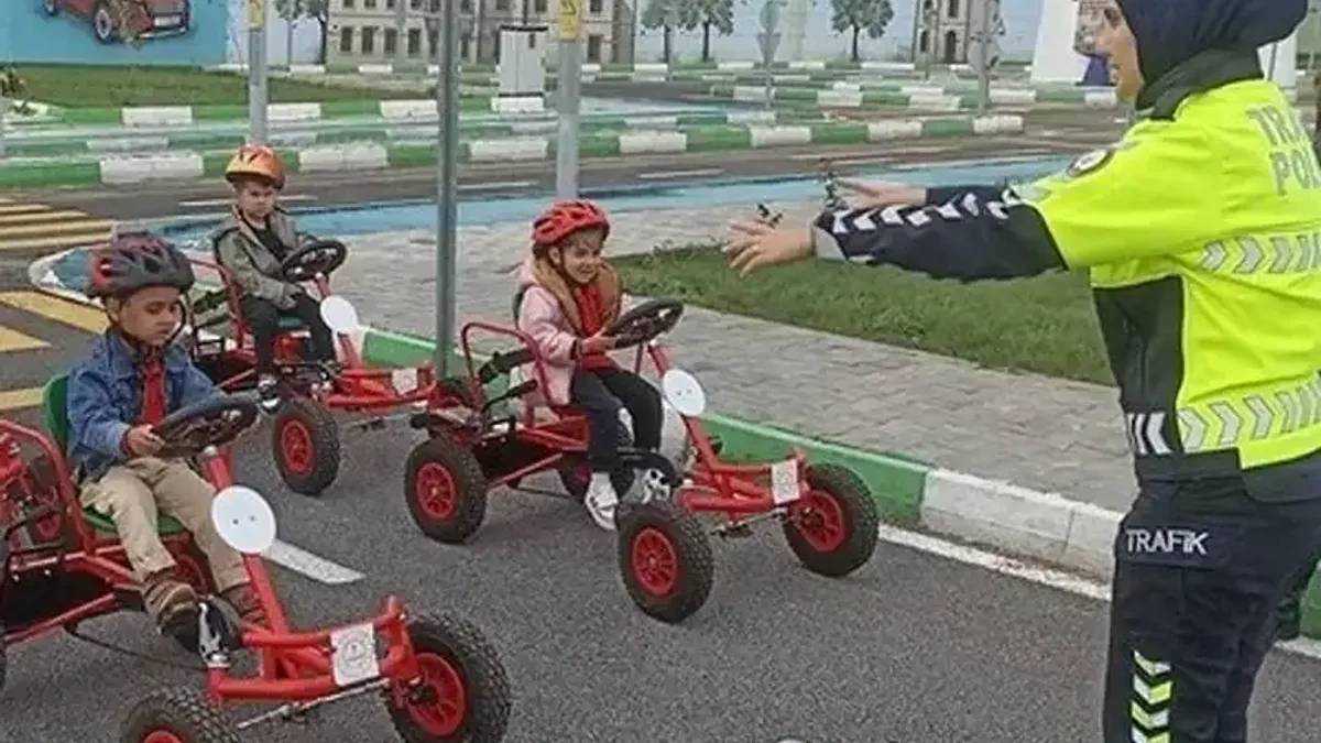 Kilis Trafik Eğitim Parkı'nda öğrenciler trafik eğitimi alıyor.