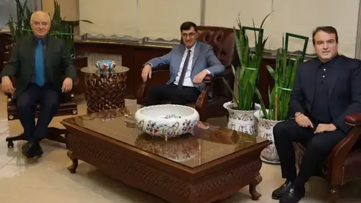 Eyüp Kahveci ve İsmet Güral arasındaki ziyaretin anısına bir fotoğraf.