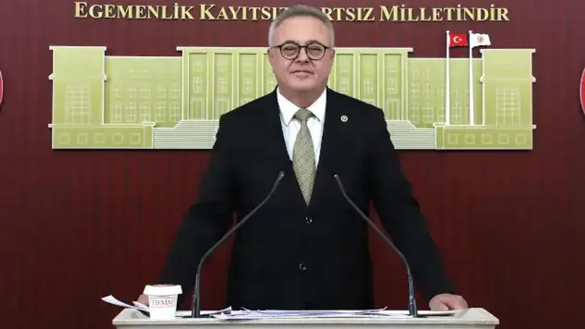 CHP Uşak Milletvekili Ali Karaoba basın toplantısında YHT projesini eleştiriyor.