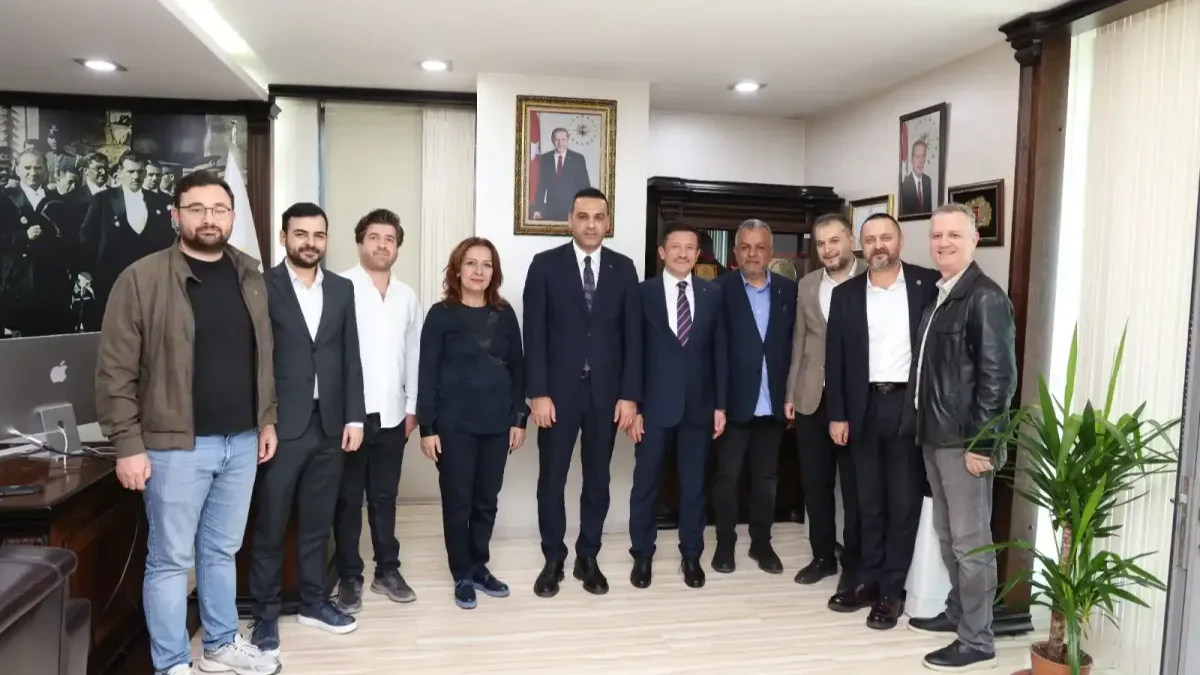 Hamza Dağ ve Onur Emrah Yıldız, Çiğli'deki projeleri değerlendiriyor.