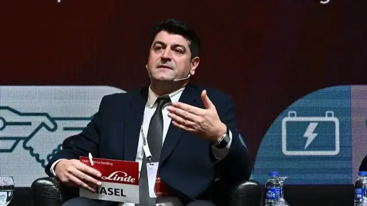 İstif Makineleri ve Akıllı Depo Teknolojileri Zirvesi'nde HASEL'in sunumu.