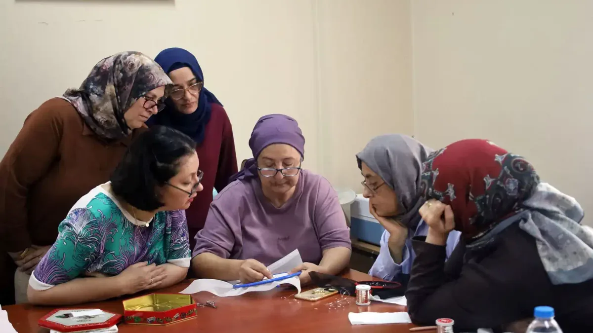 SAMEK'te katılımcılar el sanatları öğreniyor ve üretiyor.