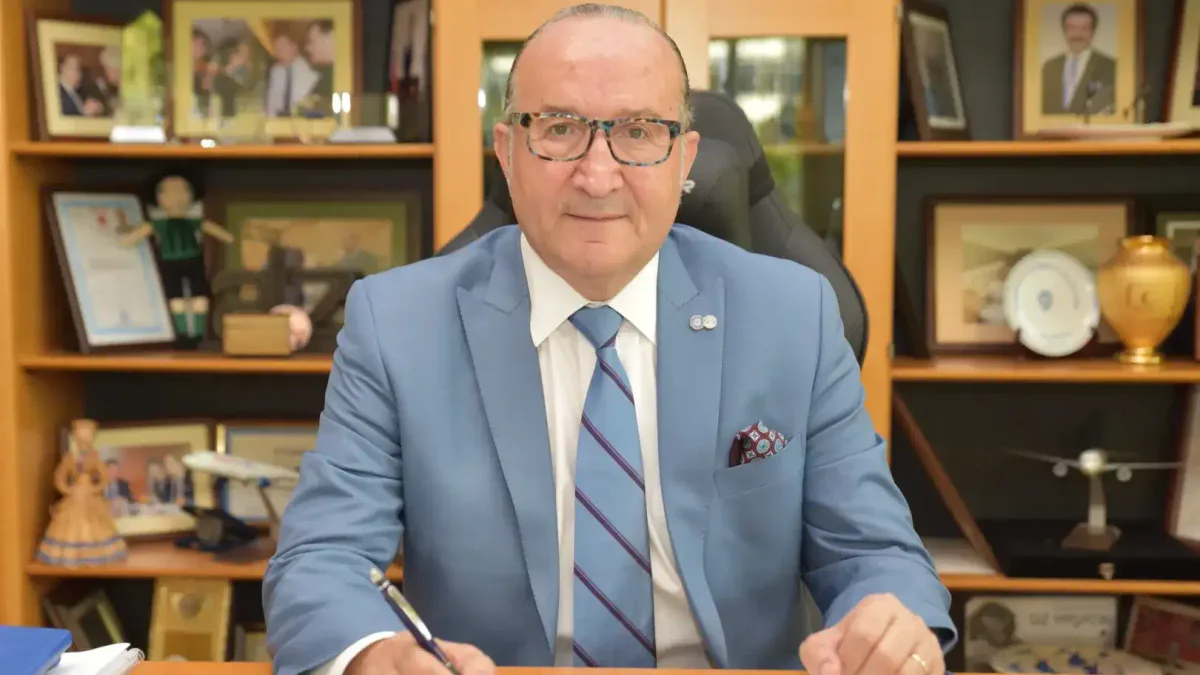 KSO Başkanı Ayhan Zeytinoğlu, sanayi endeksi hakkında bilgi veriyor.
