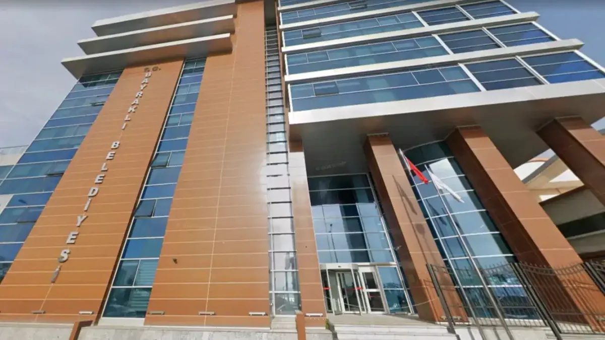 İzmir'de bayraklı belediye soruşturmasında 15 kişi tutuklandı