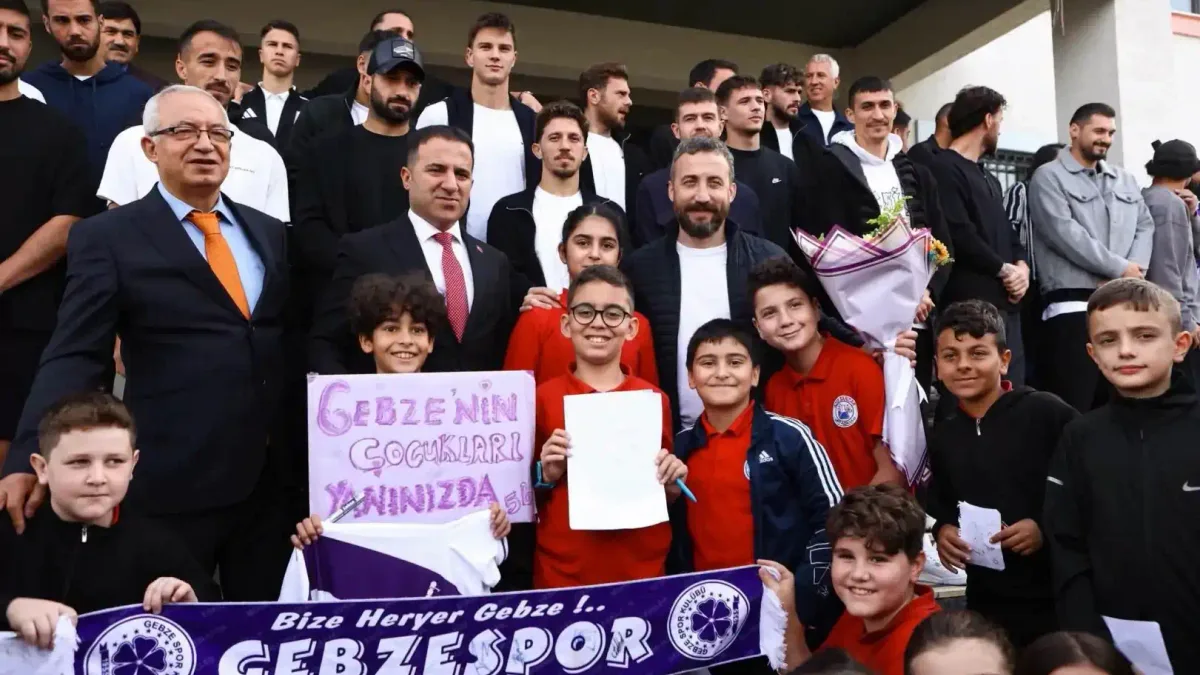 Futbolcuların ziyaretiyle öğrencilerin yüzleri güldü