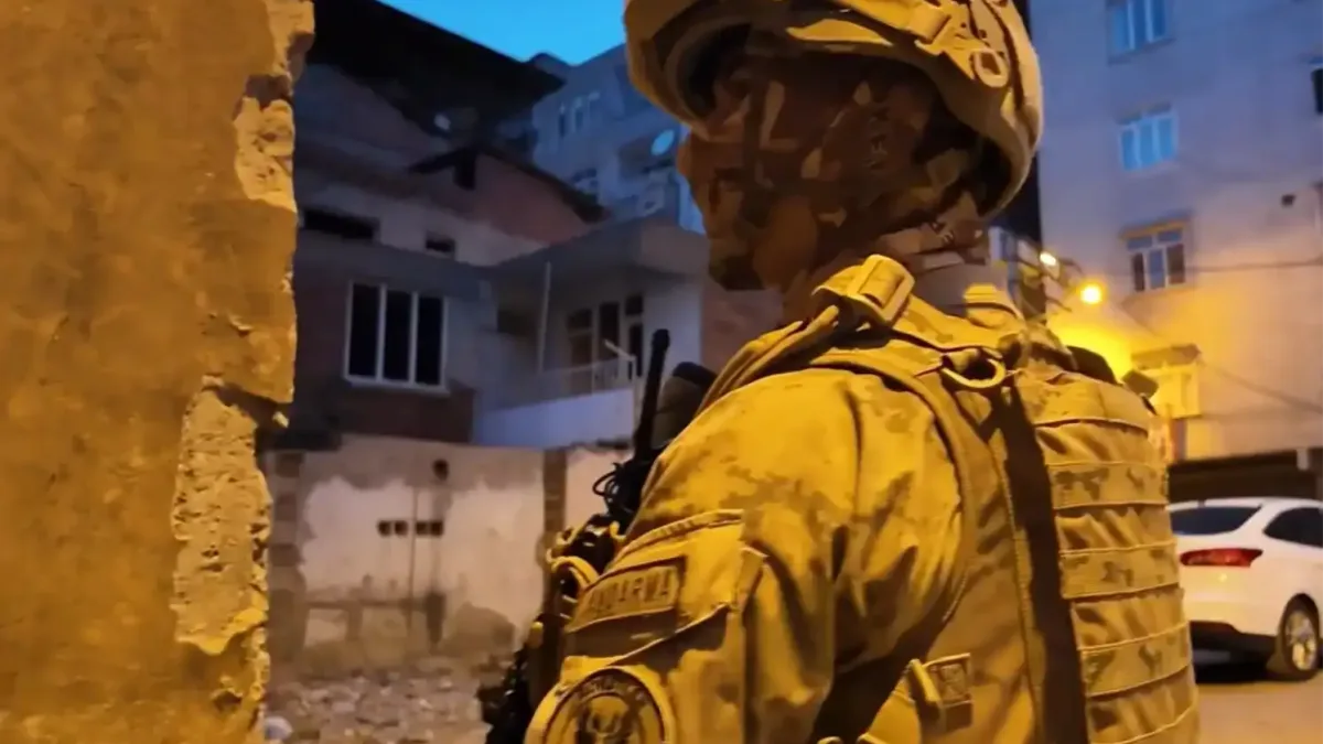 DEAŞ'a yönelik operasyonlar sırasında gözaltına alınan şüpheliler.