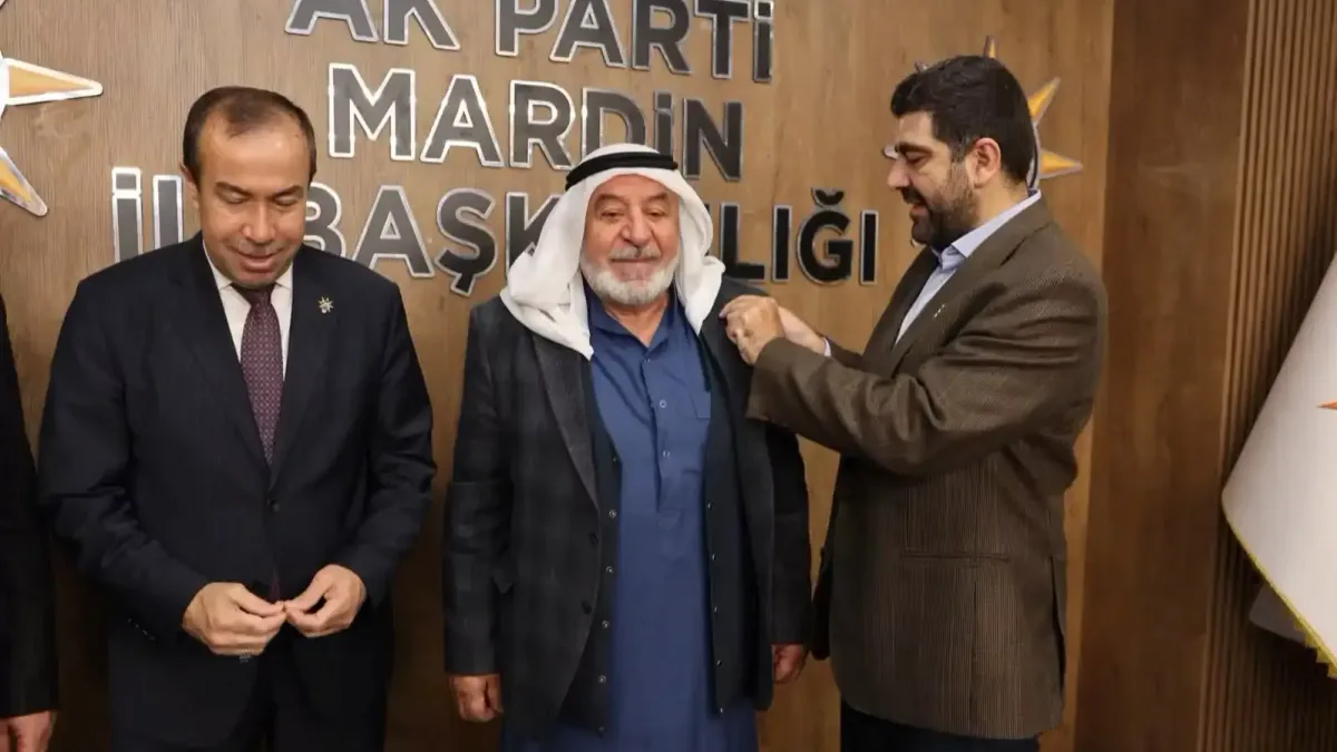 AK Parti Mardin İl Başkanlığı'nda yeni üyelere rozet takdim edildi.