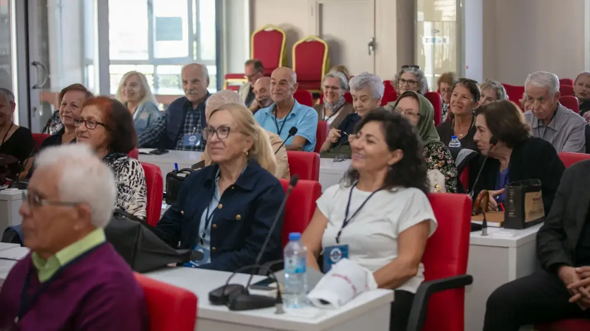 Güzelbahçe 3. Yaş Üniversitesi yeni eğitim dönemi açılışında öğrenciler ve yetkililer bir araya geldi.