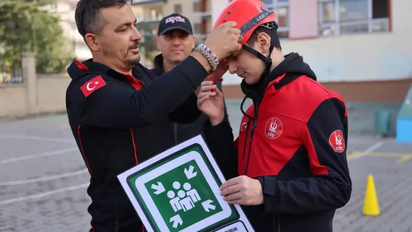 Keçiören'de düzenlenen afet bilinci eğitimi sırasında öğrenciler.