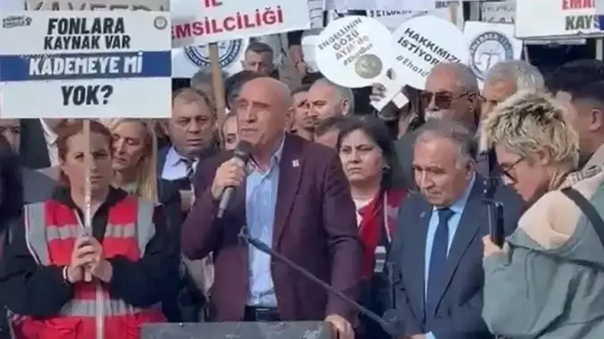 Yıldırım Kaya, kademeli emeklilik hakkında basın açıklaması yapıyor.