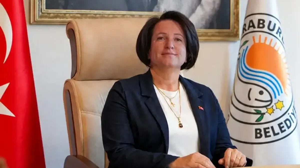 Karaburun Belediye Başkanı İlkay Girgin Erdoğan, istifa açıklaması yapıyor.