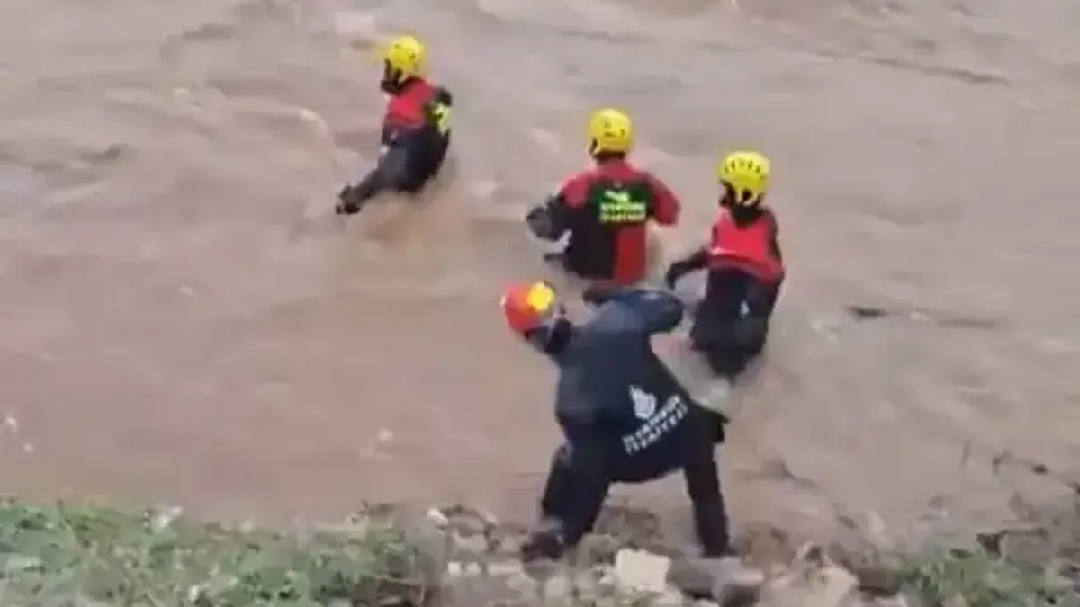 Pendik'te sel felaketi sonrası arama kurtarma çalışmaları devam ediyor.