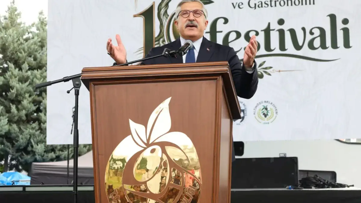 Hüseyin Yayman, Altınözü Zeytin Festivali'nde konuşma yapıyor.
