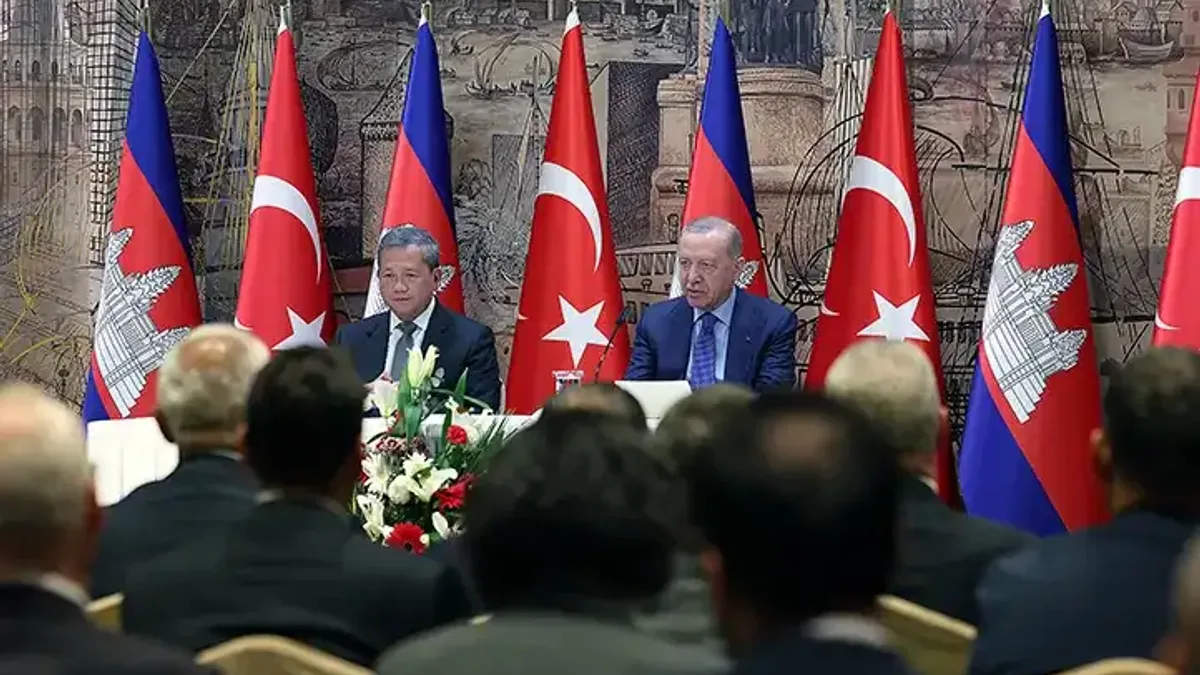 Cumhurbaşkanı Erdoğan, Kamboçya Başbakanı ile görüşme sonrası basın toplantısı düzenliyor.