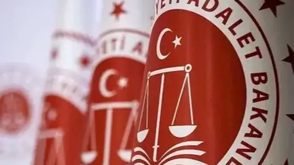 Yatırım dolandırıcılığı operasyonu sırasında gözaltına alınan şüpheliler.