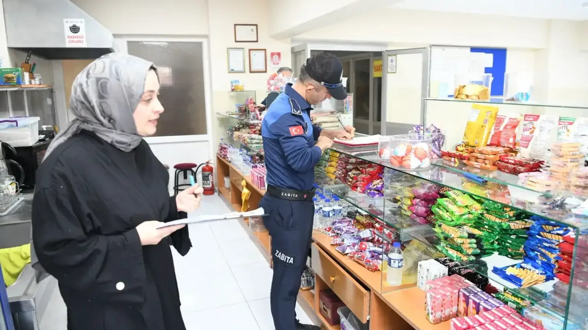 Trabzon Büyükşehir Belediyesi okul kantinlerinde denetim yapıyor.