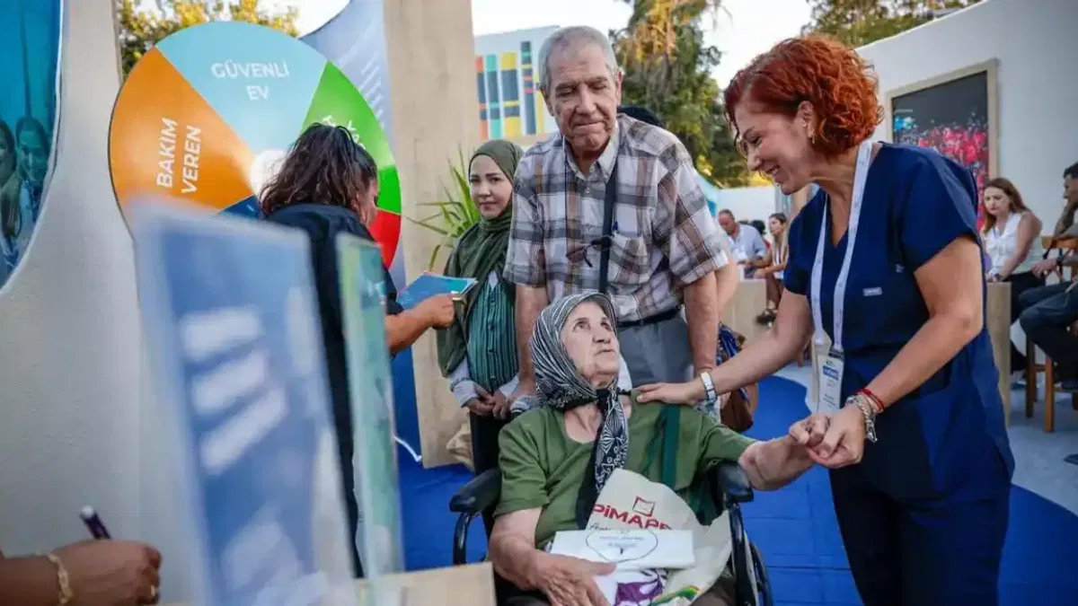 İzmir'de Belediye Sokağı’nın sağlık duraklarına ilgi yoğun