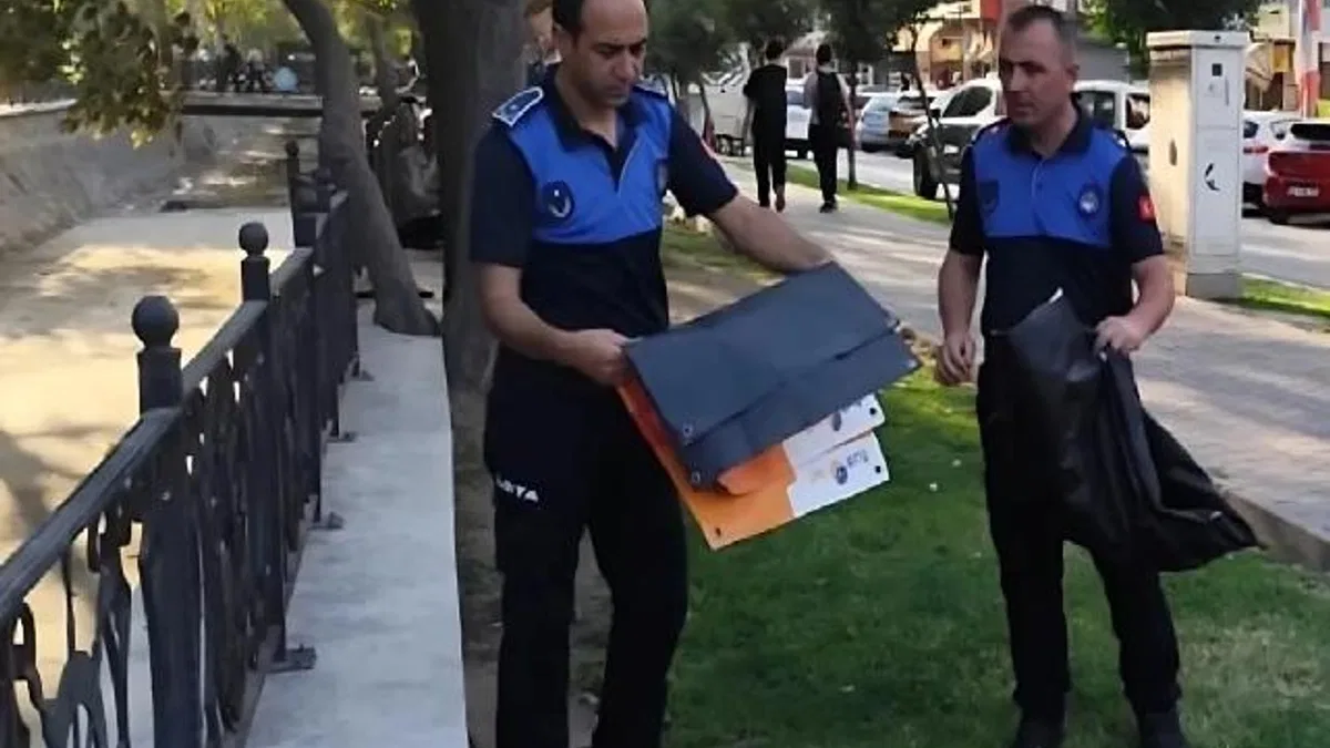 Bursa Gemlik'te izinsiz afişlere Zabıta müdahalesi