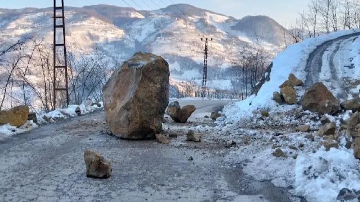 Eriyen karlar heyelanlara yol açtı